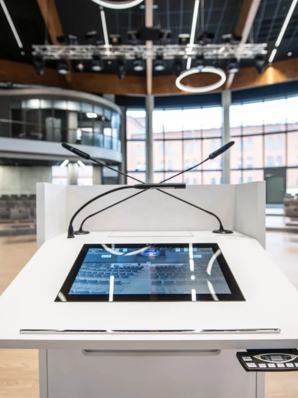 Rednerpult mit integriertem Touchdisplay und Mikrofon im Kreistagssaal Parchim – PRO VIDEO GmbH